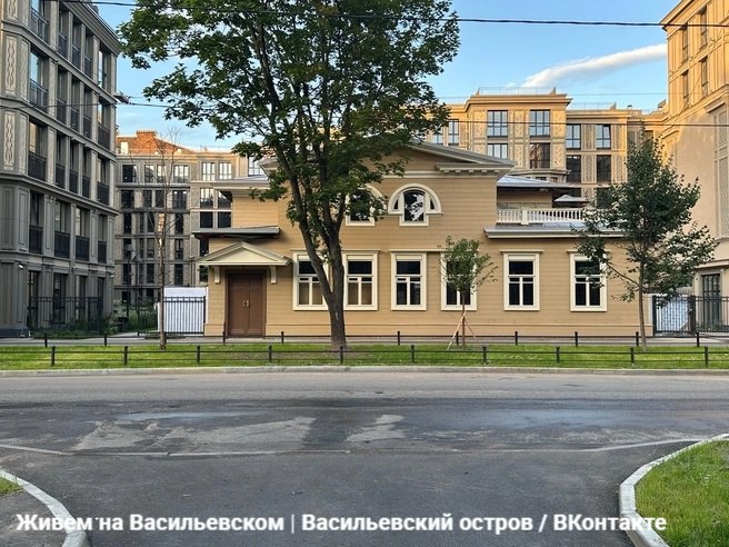 Особняк Бремме на Васильевском снял леса: фасад вернули городу Особняк Бремме на 12‑й линии ВО вышел из реставрационных лесов. Дом, прошедший путь от деревянного XVIII века до модернизаций начала XX, снова читается по фасаду; майоликовые панно — в музейных фондах, а в блокаду здесь работала «витаминная аптека». В терминах СУ: возвращают объект из аварийности в рабочий контур — с режимом реставрации и охраны, сценариями адаптивного использования и обратной связи с районом; важна синхронизация с жителями и экспертами, чтобы не потерять историческую ткань в погоне за функцией. Сухой остаток: это не «просто дом», а архив памяти города — теперь он снова открыт и читаем.