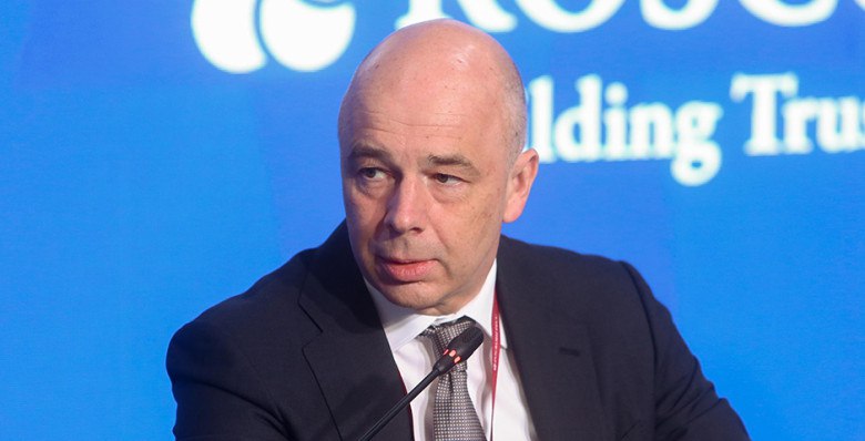 Бюджетное правило обеспечило устойчивость российской экономики и помогло преодолеть давление более 30 тысяч санкционных ограничений заявил глава Минфина Антон Силуанов Бюджетное правило дало нам устойчивость благодаря которой мы прошли кризис 2014 года с падением цен на нефть Вы говорите что мы начали жестить Отнюдь нет Это просто философия финансистов думать наперед предотвращать риски сказал министр в интервью Эксперту