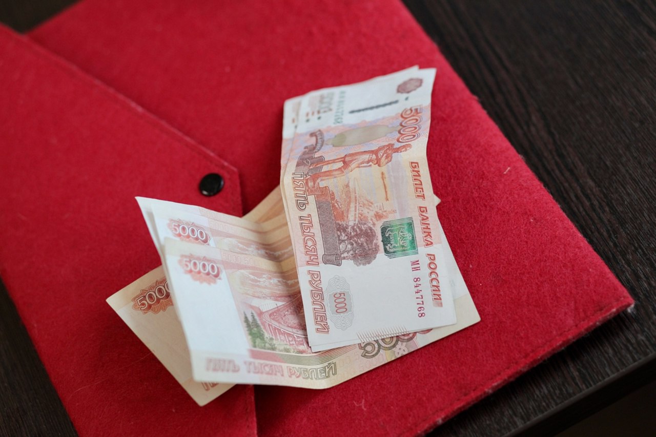 Вечерний Мурманск   Мурманские МФО стали выдавать меньше займов В первом полугодии 2025 года микрофинансовые организации МФО зарегистрированные на территории Мурманской области выдали населению и бизнесу около 1 5 тыс займов на общую сумму более 263 млн рублей По сравнению с аналогичным периодом прошлого года количество договоров сократилось почти вдвое а объем предоставленных займов вырос на 10 Индивидуальные предприниматели и компании в первой половине текущего года оформили в местных МФО 174 займа их сумма составила 249 млн рублей Граждане заключили 1314 договоров микрозайма на общую сумму более 14 млн рублей При этом областные компании стали активнее работать в онлайн сегменте доля таких займов в потребительском сегменте выросла до 36 после 28 в аналогичном периоде 2024 года подробнее на канале Вечерний Мурманск