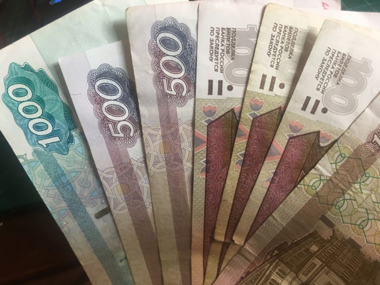 Жительницу Рязанской области осудили за незаконное обналичивание части средств материнского капитала Как сообщает областная прокуратура, жительницу Спасского района обвиняли в совершении преступления, предусмотренного ч. 1 ст. 159.2 УК РФ мошенничество при получении выплат . В судебном заседании установлено, что в 2023 году женщина, имея право на распоряжение средствами материнского семейного капитала, приобрела на одном из сайтов в сети Интернет заведомо подложные чеки о приобретении строительного материала на ремонт жилого помещения, которые в дальнейшем предоставила в уполномоченный государственный орган. По результатам рассмотрения заявления женщина незаконного получила из регионального бюджета денежные средства на сумму более 80 тысяч рублей. Подсудимая вину в совершении преступления признала полностью, активно сотрудничала с правоохранительными органами. Суд назначил ей наказание в виде штрафа в размере 10 тыс. руб., а также удовлетворил исковое заявление прокурора района о взыскании с о...