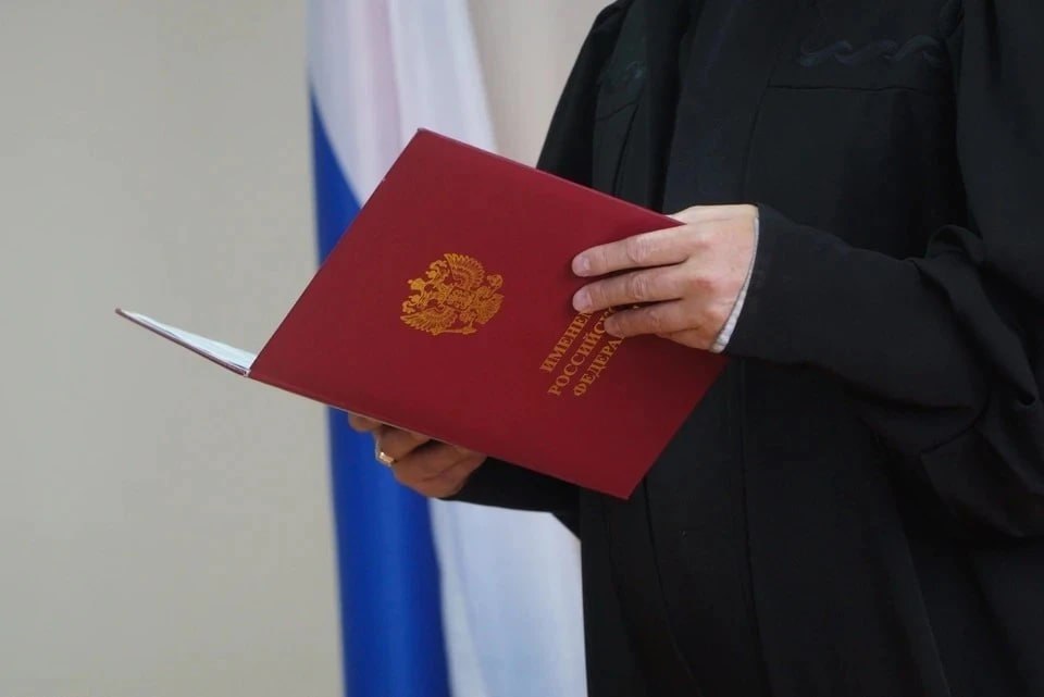 Обманывали государство и получали субсидии: три жительницы Челябинской области пойдут под суд за хищение 800 тысяч рублей Прокуратура Челябинской области утвердила обвинительное заключение против трех жительниц региона, которые обвиняются в хищении свыше 800 тысяч рублей, полученных в виде госсубсидий на ипотеку. Дело направлено в Орджоникидзевский районный суд Магнитогорска. По данным следствия, мошенническая схема действовала с октября 2022 по февраль 2023 года. Обвиняемые использовали федеральные субсидии, предназначенные для поддержки ипотечных заемщиков. Они оформляли фиктивные договоры купли-продажи земельных участков, подавали в банк ложные данные для ипотеки, а затем незаконно получали выплаты от госорганизации «ДОМ.РФ» Против фигурантов возбуждено уголовное дело по ч. 3 ст. 159.2 УК РФ мошенничество при получении выплат . Следствие наложило арест на их имущество для возмещения ущерба бюджету.