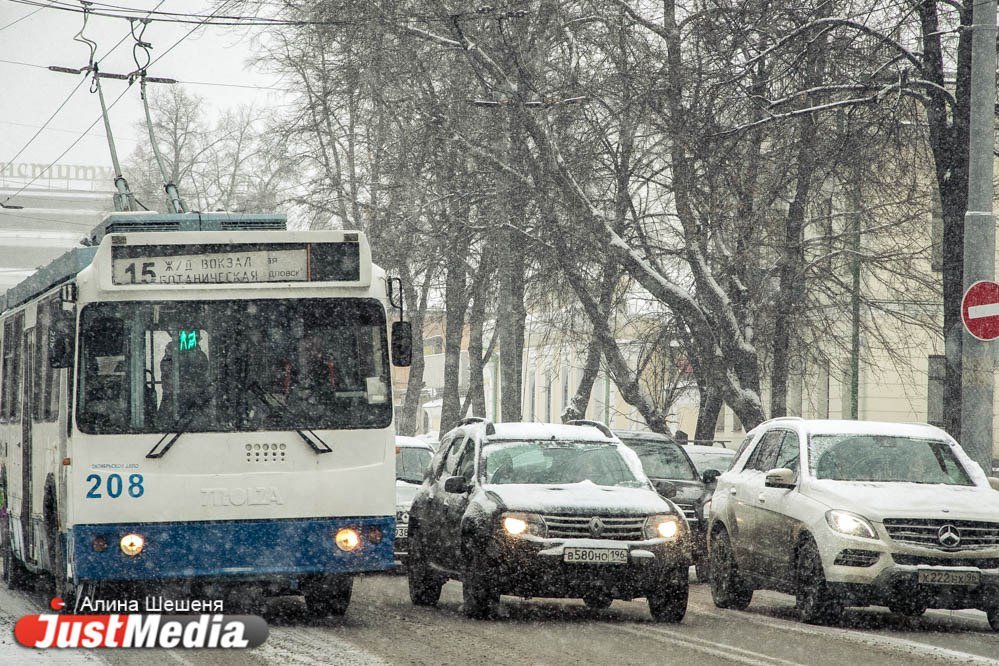 В Екатеринбурге на три дня закроют движение троллейбусов № 29, 30 и 38 на перекрестке 40-летия Октября и Восстания. Ограничения будут действовать с 12:00 7 ноября до 23:00 10 ноября.   «Это связано с проведением аварийно-восстановительных сетей водопровода. На закрытом участке будут установлены соответствующие дорожные знаки и указатели. Специалисты просят горожан с пониманием отнестись к временным неудобствам и заранее планировать маршрут передвижения», — сообщают в администрации города.