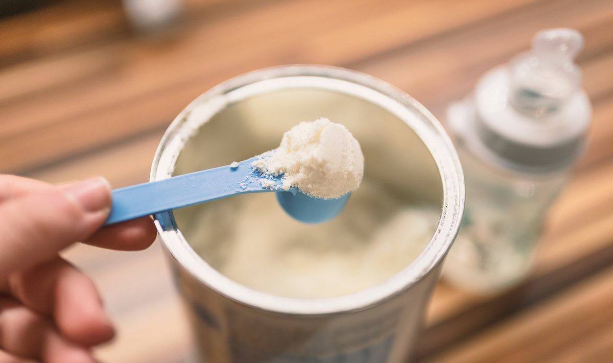 Ветеринарная служба с рынка отзывают часть продукции компании Danone Государственная продовольственно ветеринарная служба ГПВС сообщает что из за введения ведомствами ЕС новых вех производитель Danone по собственной инициативе отзывает с рынка часть продукции Aptamil и Tutteli и вводит дополнительную проверку ингредиентов Этот шаг принят по словам производителя как дополнительная превентивная мера пишет ГПВС Европейская комиссия снизила допустимое количество токсина церулида в детских смесях Поэтому этот случай превентивного отзыва продукции хороший пример ответственного бизнеса Мы едва получив эту информацию поделились ею с потребителями и продолжаем работу сказала представитель ГПВС Каролина Тарашкявичене Важно если у вас дома есть эта продукция проверьте срок годности партию Если указанная дата совпадает не используйте смесь и верните ее продавцу вам вернут деньги или поменяют товар www delfi lt a 120208759