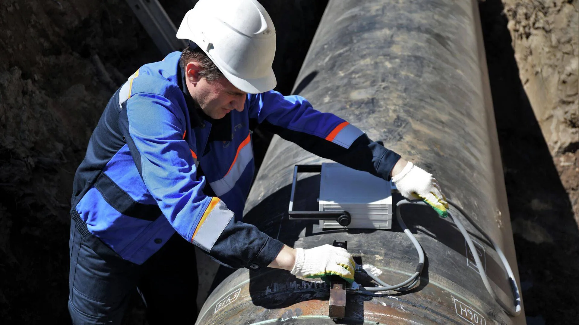 Более 5 тысяч сварных швов проверили на газопроводах столицы С начала этого года специалисты АО МОСГАЗ провели проверку более пяти тысяч сварных швов на газораспределительных сетях Это важная часть системной работы по обеспечению надежности и безопасности городской газовой инфраструктуры   Каждый этап строительство реконструкция и капитальный ремонт обязательно завершается диагностикой Без этого объект не может быть введен в эксплуатацию Для оценки качества применяются современные методы неразрушающего контроля рентгенографический и ультразвуковой Такие технологии позволяют выявлять внутренние дефекты без вскрытия конструкции и точно оценивать состояние швов как на стальных так и на полиэтиленовых трубах Многоступенчатая проверка каждого соединения исключает скрытые повреждения и гарантирует соответствие всем требованиям безопасности ТГ MAX ВК