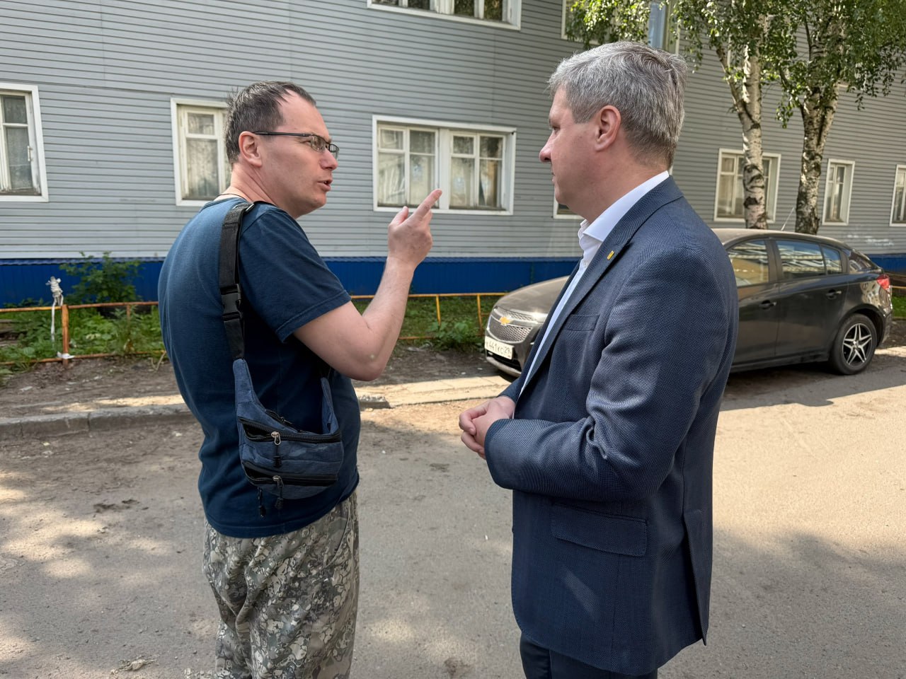 Морев: дворовые проезды в Архангельске будем ремонтировать до тех пор, пока не восстановим их все В этом году в областной столице отремонтируют 34 дворовых проезда, общая сумма финансирования — почти 50 млн рублей. Сегодня глава Архангельска Дмитрий Морев посмотрел, как продвигаются работы. Программу ремонта дворовых проездов в столице Поморья реализуют уже пятый год. Большинство из них не ремонтировались десятки лет, сильно изношены, особенно эта проблема стала актуальной с учетом роста автомобилизации населения. Получаем от жителей много запросов, выбираем самые убитые проезды и постепенно их ремонтируем. За пять лет обновили почти половину участков из тех, которые требуют ремонта. Программу будем продолжать, пока не восстановим все проезды в городе! Фото: архгорадмин