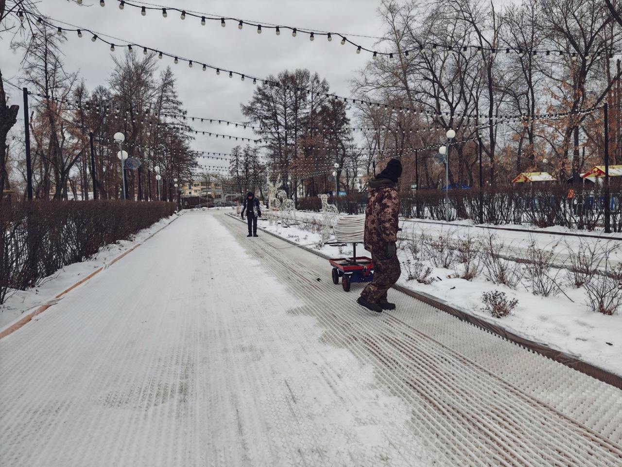 В Челябинске начали монтировать каток в парке Терешковой  В парке имени Терешковой начали готовить к открытию каток. Рабочие уже приступили к монтажу прогулочных дорожек и ограждений.   По традиции, каток расположится среди деревьев и малых архитектурных форм. Также там будет работать прокат коньков, фудкорт и киоски с горячими напитками. А переодеться челябинцы смогут в специально оборудованном месте.  — Помимо разных фигурок елочек и снеговиков, создающих праздничную атмосферу, особое внимание будет уделено безопасности. Везде установят специальные ограждения, а полы покроют резиновыми накладками, чтобы предотвратить скольжение и возможные падения. Это особенно важно для семей с детьми, ведь безопасность — приоритет номер один, — рассказала сотрудник парка Александра Брызгалова.          Поддержать канал