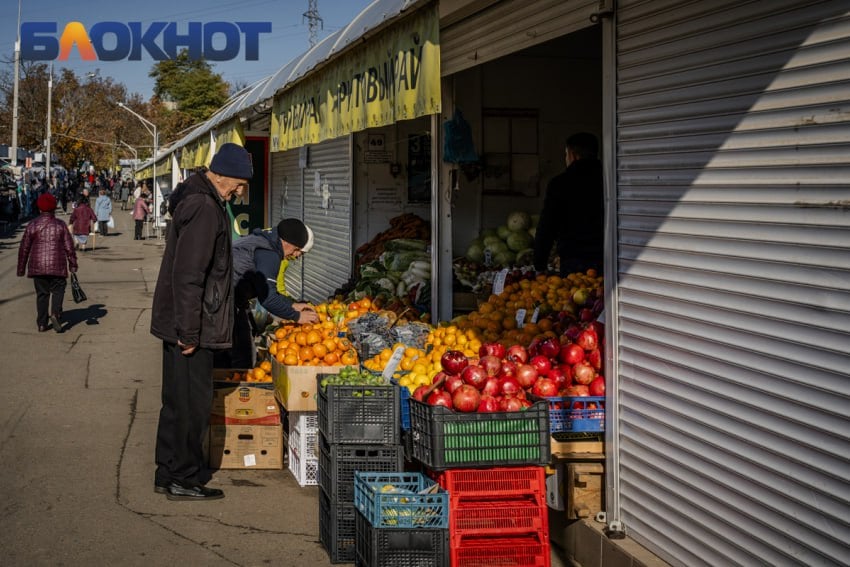 Снижение цен на ряд овощей зафиксировали в Краснодарском крае  На 0,96% за неделю подешевела картошка. Согласно свежему отчету, кило в краевом центре обойдется в среднем в 65 рублей, в Ейске – 58 рублей. Новороссийцам за килограмм придется заплатить порядка 77 рублей.  Менее чем 1% скинула и морковь. В Краснодаре стоимость килограмма оценили в 54 рубля. Дешевле всего овощ продается в Армавире - 41 рубль. В лидерах Новороссийск, где просят порядка 57 рублей.  Репчатый лук за неделю стал доступнее на 0,78%. Кило в Краснодаре обойдется примерно в 55 рублей. Капуста белокочанная, наоборот, подорожала на 1%. Средняя стоимость килограмма в Краснодаре составляет 56 рублей.   ‍ Работа  Авто    Новый год