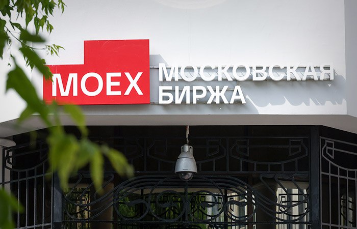 Мосбиржа сообщила о графике работы в праздники в 2026 году Московская биржа определила регламент работы в период государственных праздников в 2026 году Согласно сообщению биржи в официальные выходные дни 5 6 8 9 января 9 марта и 11 мая 2026 года торги будут проводиться на фондовом рынке рынке депозитов и рынке кредитов валютном рынке и рынке драгоценных металлов срочном рынке и рынке стандартизированных производных финансовых инструментов СПФИ В эти даты на валютном рынке и рынке драгоценных металлов торги будут проходить по всем инструментам за исключением сделок с датой исполнения обязательств в день заключения сделок сделок с расчетами TODAY и сделок своп дата исполнения обязательств по первым частям которых приходится на день заключения данных сделок В дни официальных государственных праздников 1 4 января 7 января 23 февраля 8 марта 1 мая 9 мая 12 июня 4 ноября и 31 декабря 2026 года торги на рынках Мосбиржи не проводятся ifax go