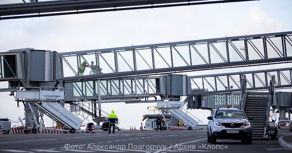 Все вечерние рейсы в Калининград задерживаются Все рейсы которые должны были приземлиться в Калининграде 28 декабря начиная с 18 35 задерживаются Об этом свидетельствуют данные онлайн табло аэропорта Храброво В листе ожидания 12 бортов из Москвы Санкт Петербурга Кировска и Самары Прибытие откладывается от 25 минут до 5 часов 45 минут Также вовремя не смогли улететь пассажиры четырёх рейсов в Москву Вылет лайнеров в Шереметьево и Домодедово отложен до 00 10 минут