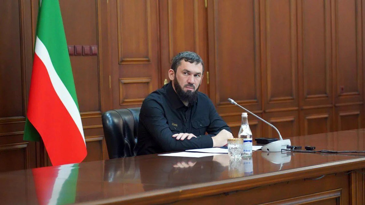 Поплохело С начала февраля образ жизни Кадырова сильно изменился. Глава Чечни теперь регулярно проводит в «Аймеде» продолжительное время и часто остается в клинике ночевать под надзором врачей. Кроме того, глава Чечни передвигается на своем кортеже в основном только по Грозному, а для поездок по республике и за ее пределами использует вертолет санитарной авиации, который базируется на территории чеченского ОМОНа, недалеко от аэропорта Северный и главного штаба 46-й ордена Жукова отдельной бригады оперативного назначения Росгвардии. В феврале и первой половине марта рабочая деятельность Кадырова в основном сводилась к публикации постов в соцсетях, которые ведет его пресс-служба, а все свои представительские функции он делегировал председателю республиканского правительства Магомеду Даудову. События, которые по протоколу требуют присутствия главы региона, открывает теперь именно Даудов. В руках он держит кожаную папку, в которой — текст приветственного послания Рамзана Кадырова. И каждое мероприятие в Чечне теперь начинается с зачитывания Даудовым этого послания.