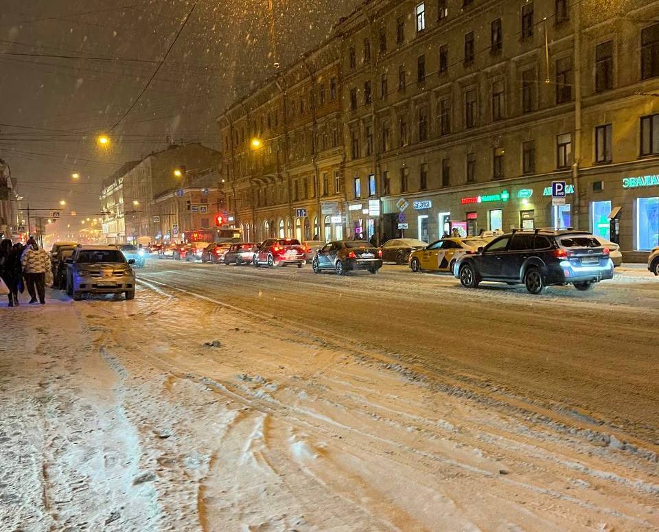 Зима уже близко: коммунальщикам не хватает дворников в преддверии снегопадов.  Петербургу сейчас не хватает четверти положенного штата — укомплектованность составляет лишь 75%. По данным Смольного, в городе работают 1,3 тыс. механизаторов и 800 дворников.   По информации hhru, на одну вакансию дворника претендует меньше одного соискателя, что делает эту профессию одной из самых дефицитных перед зимним сезоном.     – жми тут #спб #питер #петербург