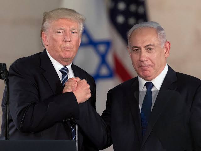 Холодок в отношениях Трампа и Нетаньяху? Соратники Дональда Трампа сообщили высокопоставленному израильскому чиновнику Рону Дермеру, что экс-президент США принял решение прекратить контакты с Биньямином Нетаньяху. По их словам, Нетаньяху манипулирует Трампом и больше не вызывает доверия. Газета Israel Hayom уточняет, что соратники Трампа обвинили Нетаньяху в обмане: якобы он не соблюдает прежние соглашения и не намерен двигаться к новым договоренностям. Источник: Радио Армии Израиля, Israel Hayom