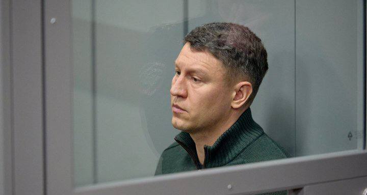 С бывшего главы двух районов Казани взыскали 437 млн за «лишнюю» недвижимость  Сергей Миронов, экс-глава Кировского и Московского районов Казани, лишился сотен миллионов рублей: суд удовлетворил иск прокуратуры о взыскании 437 млн рублей как необоснованное обогащение.  По данным надзорного ведомства, Миронов оформил на себя и родственников 45 объектов недвижимости. Расходы семьи многократно превышали официальные доходы. Часть объектов он продал, другие сдавал в аренду и получал стабильный доход.  Речь идёт о деле гражданской конфискации, которую применяют, если чиновник не может объяснить, откуда у него деньги на такое имущество.    Подписаться   Прислать новость