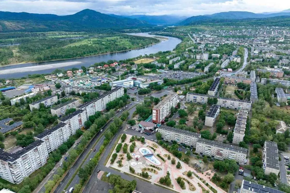 Ксения Шойгу анонсировала 13 новых заводов в Минусинске и Саяногорске Речь идёт об Ангаро Енисейском кластере по переработке цветных редких и редкоземельных металлов Проект охватит четыре региона Красноярский край Иркутскую область Хакасию и Туву Оператором выступает фонд Долина Менделеева который в феврале 2026 года возглавила дочь Сергея Шойгу Уже подписано около девяти соглашений с крупными промышленными и добывающими компаниями Основная нагрузка ляжет на площадки в Минусинске и Саяногорске где разместят порядка 13 заводов Строительство планируют начать в 2027 году с привлечением инвесторов из восточных стран К 2035 году создатели проекта рассчитывают обеспечить около 25 тысяч рабочих мест Первой начнут возводить площадку в Минусинске её проектирование займёт около полугода Выход на рабочий режим ряда производственных объектов ожидают в ближайшие три года   Подпишись на MASHNEWS в МАХ