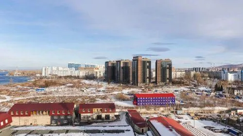 Битва за земли бывшей судоверфи на Пашенном продолжается компания Арбан оспаривает изъятие 145 тысяч квадратных метров Арбитражный суд постановил вернуть участки государству так как в 2017 году городские чиновники незаконно продали федеральную территорию частникам Застройщик приобрел землю по рыночной цене за 640 миллионов рублей но из за махинаций прошлых владельцев теперь рискует потерять площади и должен выплатить в бюджет 276 миллионов рублей Подробнее на Бабре красноярск kras 24