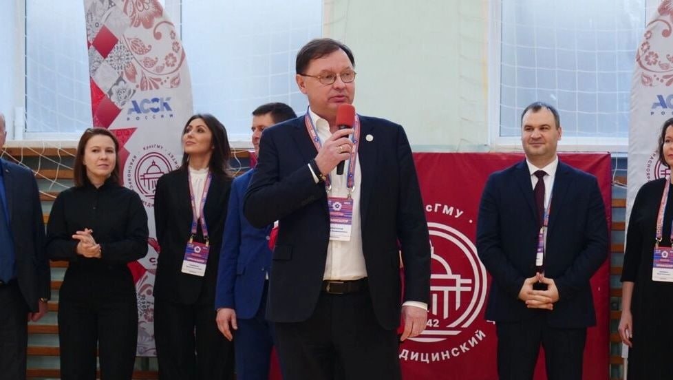 Ректор КрасГМУ Алексей Протопопов уйдет в отставку Депутат заксобрания Илья Зайцев со ссылкой на сотрудников вуза рассказал что Протопопов покинет пост исполняющего обязанности ректора по собственному желанию Протопопов написал что 30 сентября истекают его полномочия и о ректора и он не планирует их продлевать Протопопов также добавил что никогда не стремился на эту должность и с легкостью переворачивает эту страницу а за 6 лет во главе университета удалось то что изначально казалось невыполнимым рассказал Зайцев Мы обратились за комментарием в пресс службу университета но ответ пока не получили Ранее против двух проректоров медуниверситета возбудили уголовное дело о мошенничестве До этого бывший ректор медвуза Иван Артюхов заявил что Протопопов якобы не соответствует занимаемой должности prmira news