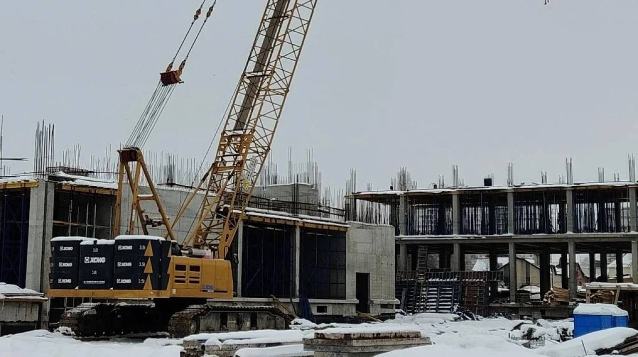 Школу на 1550 мест строят в микрорайоне Калинино в Краснодаре Здание появится на ул им Ягодина Сейчас в этом районе отсутствуют школы в шаговой доступности поэтому открытие учреждения позволит частично разгрузить четыре школы 94 112 66 и 103 Ученики старших классов смогут заниматься 3D моделированием робототехникой шахматами и хореографией Рядом уже построен детский сад на 300 мест он готовится к вводу в эксплуатацию Мы в МАХ