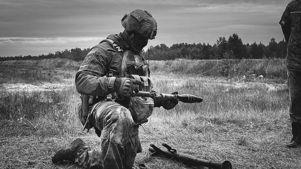 Железногорский военкомат не хотел признавать что военный погиб на СВО Семья подала в суд Как следует из данных Железногорского городского суда там рассмотрели иск о признании погибшего военнослужащего умершим при исполнении обязанностей военной службы По данным дела мужчина проходил службу по контракту в зоне СВО и погиб Однако как указано в извещении военкомата его смерть якобы была связана с заболеванием неуточнённая пневмония а не с исполнением обязанностей военной службы Однако семья погибшего не согласилась с этим и подала иск В суде установили что военныйучаствовал в боестолкновении в районе населенного пункта Солёное после этого он не вернулся в часть и был признан пропавшим без вести Позднее его тело опознали сослуживцы В итоге суд пришёл к выводу что смерть военнослужащего напрямую связана с исполнением обязанностей военной службы иск семьи удовлетворили Решение пока не вступило в законную силу prmira news