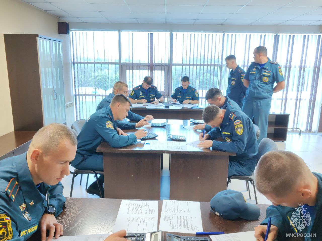 В городе Барнауле стартовал третий этап смотра-конкурса на звание "Лучшее звено газодымозащитной службы" среди Главных управлений МЧС России. На финальный этап конкурса прибыли команды-победители состязаний в федеральных округах Российской Федерации: Республики Адыгея, Республики Башкортостан, Алтайского, Приморского, Ставропольского краев, Архангельской, Иркутской, Свердловской областей и города Москвы, 45 лучших специалистов. Сегодня конкурсанты после работы мандатной комиссии и жеребьевки демонстрируют знание теории, принципа работы средств защиты органов дыхания и зрения. Водители подтверждают знание правил дорожного движения. Впереди ещё три дня разнообразных испытаний! Будет организована прямая трансляция выполнения практических упражнений.