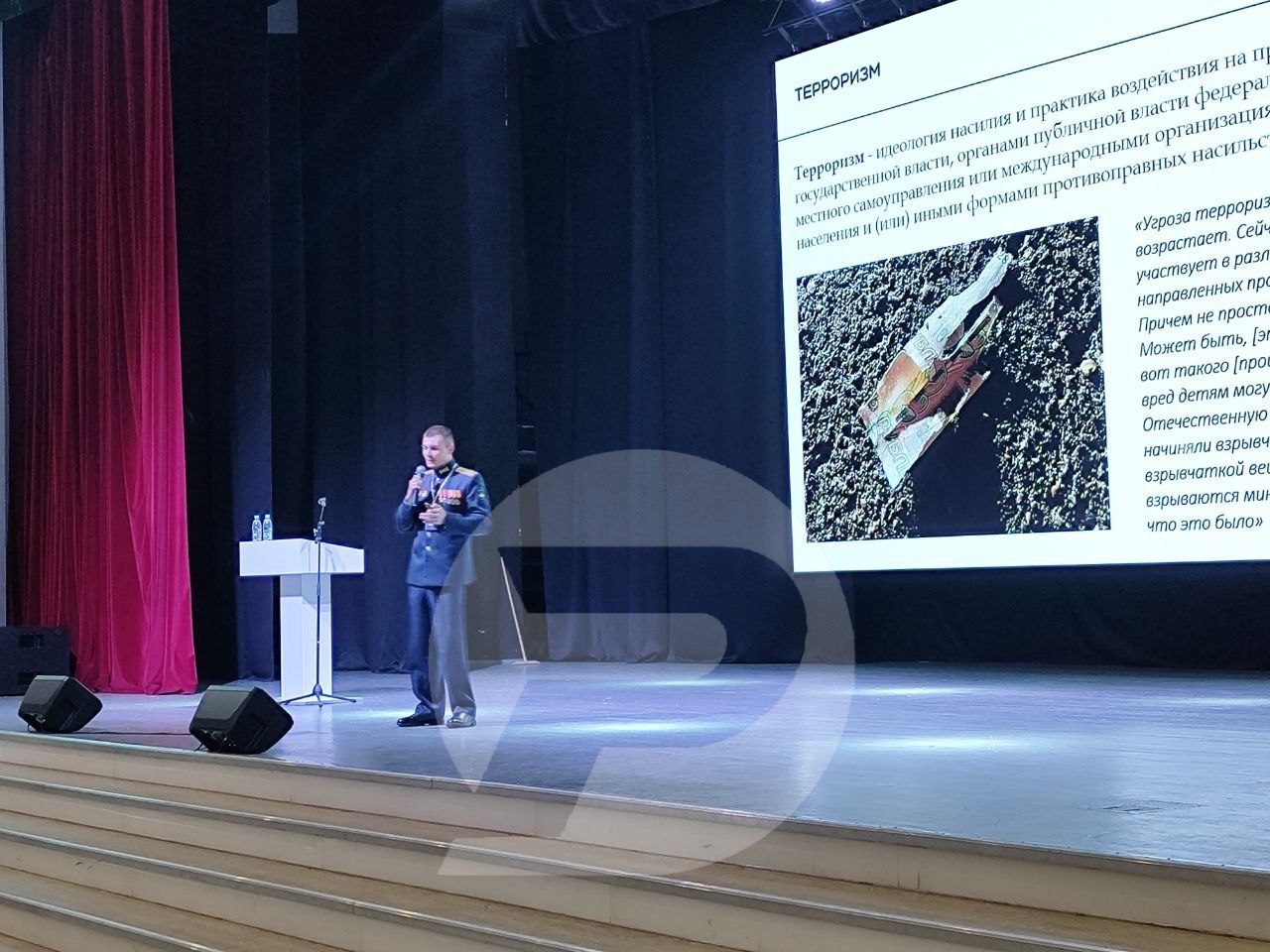 В педагогическом университете встретились студенты из разных вузов представители правоохранительных органов местных властей эксперты и специалисты Обсуждали вопросы антитеррористической безопасности На региональном форуме Молодёжь против террора собралось около 600 человек Мероприятие проходит в Ульяновской области уже в четвёртый раз Форум часть государственной стратегии по борьбе с идеологией терроризма Репортер 73 Наш канал в MAX