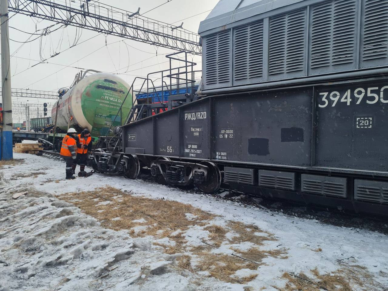 В Челябинске устанавливаются обстоятельства схода вагонов   06.03.2025 в утреннее время в парке «Г» станции Челябинск-Главный на путях необщего пользования,  при проведении маневровых работ, произошёл сход трёх порожних вагов без опрокидывания.   В результате происшествия никто не пострадал.   Задержек движения поездов на путях общего пользования не имеется.   Челябинской транспортной прокуратурой организованы надзорные мероприятия в сфере исполнения законодательства о безопасности движения и эксплуатации железнодорожного транспорта.