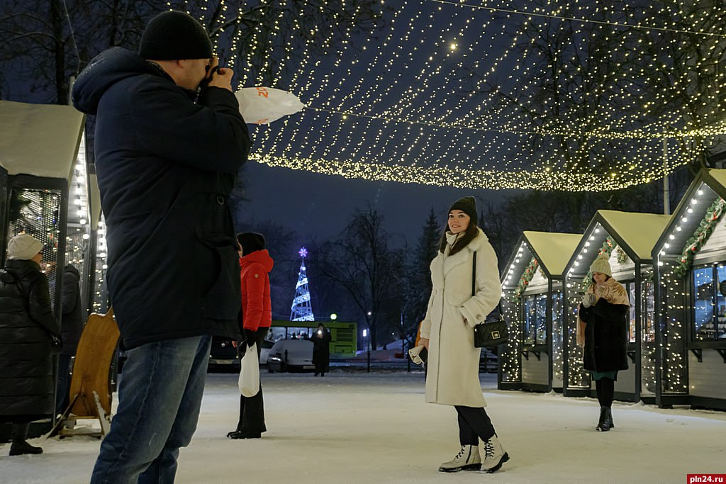 32 псковичей считают длинные новогодние каникулы оптимальным вариантом празднования Нового года Но псковичи не были бы псковичами если бы их мнения не разделились 44 опрошенных предпочли бы сокращенные каникулы 8 готовы отдыхать всего 1 3 дня 13 от 4 до 6 дней 12 ровно неделю а 11 от 8 до 11 дней Женщины значительно чаще мужчин поддерживают официальные 12 дневные каникулы Представители сильного пола более склонны отдыхать дольше 13 14 дней каникул кажутся привлекательным вариантов  Среди молодежи до 35 лет больше желающих продлить каникулы 16 чем среди тех кто старше 12 дневный же отдых чаще одобряют респонденты в возрасте 35 45 лет 38 Горожанам с заработком от 150 тысяч рублей реже всего нравится официальная продолжительность каникул всего 22 65 за то чтобы сократить время отдыха