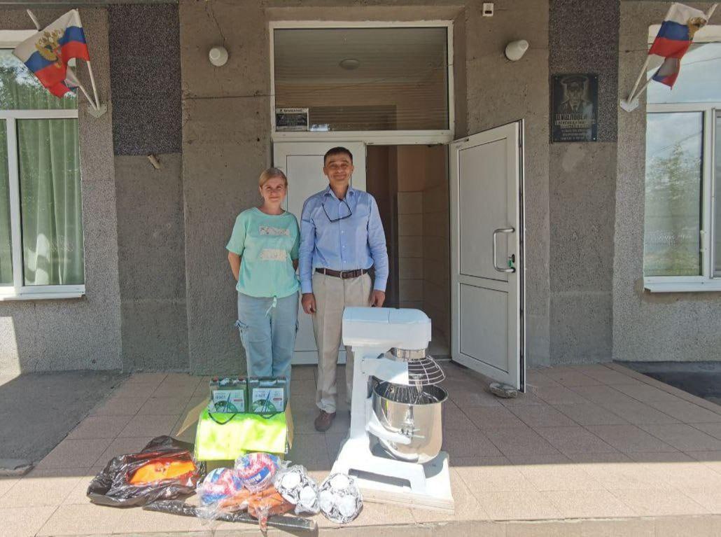 Администрация Каховского муниципального округа продолжает поддержку школ Глава Каховского МО Павел Филипчук проводил встречи с коллективами всех пяти школ округа в конце учебного года и пообещал выполнить материальные пожелания коллективов. Заместитель главы Игорь Бжезицкий проехал по сельским школам Каховского округа и передал всё то, что было приобретено. -В Архангельскую Слободу отправили комплект ручного слесарного инструмента. -В Красный Перекоп передали тестомес для школьной кухни. -В Костогрызово — бензопилу и другие полезные материалы для хозяйственной части. -В Чернянку и Тавричанку — футбольные, волейбольные и баскетбольные мячи. А также для Чернянки — петличный микрофон, который просили для мероприятий и уроков. Все закупки осуществлялись за счёт «бюджета участия» — то есть по инициативе и при активном участии местных предпринимателей. Общая сумма закупки — несколько сотен тысяч рублей. В Чернянской школе директор Сергей Кабанчук показал новый класс, полностью укомплектованный мебелью, которую администрация передала ранее.Также ещё закуплен тестомес и для Тавричанской школы, который будет доставлен туда в ближайшее время. «Поддержка школ — это вклад в будущее нашего округа и каждого ребёнка. Только совместными усилиями, на деле и с конкретными результатами, можно создать комфортные условия для обучения и развития молодого поколения. Продолжаем работать, чтобы каждый уголок Каховщины получал всё необходимое для качественного образования и творческого роста», — прокомментировал глава Каховского округа Павел Филипчук.