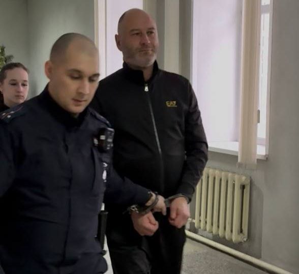 Связанного с застройщиками бизнесмена благотворителя арестовали Судья Ленинского районного суда Екатеринбурга Владимир Ушаков постановил поместить директора АНО Чистое сердце Михаила Арзамасцева в СИЗО на два месяца до 7 февраля 2026 года Арзамасцеву предъявили обвинение по части 4 статьи 159 УК мошенничество в особо крупном размере По данным прокуратуры он обманным путём лишил гражданина права на жилище переоформив комнату стоимостью порядка 1 миллиона рублей Подробнее о Михаиле Арзамасцеве известном также по кличке Форд мы писали здесь Фото пресс служба судов Свердловской области Телеграм канал ve4ved Поддержать Подписаться Прислать новость 18