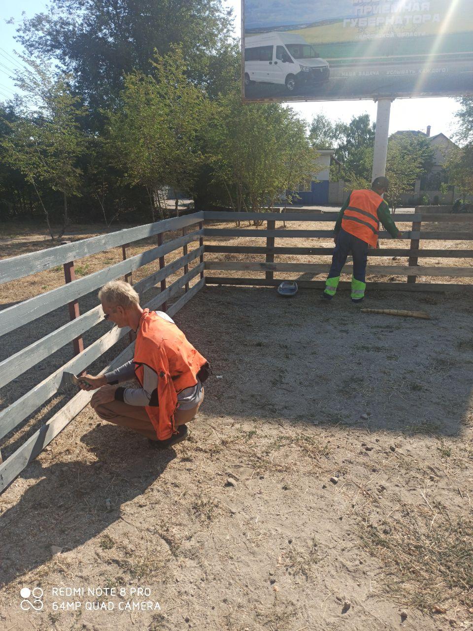 В Геническе благоустроили футбольное поле  Возле парка в Геническе на улице Геройской работники отдела благоустройства города МКУ «Азовкоммунсервис» привели в порядок футбольное поле и прилегающую территорию. Они отремонтировали ограждение, покрасили футбольные ворота, покосили траву и убрали мусор.