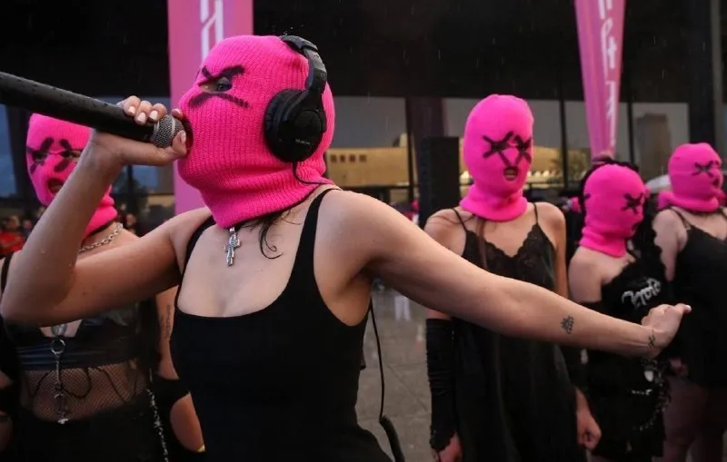 Pussy Riot внесли в список террористов и экстремистов Это следует из обновления перечня террористов и экстремистов Росфинмониторинга Незадолго до включения в список террористов и экстремистов Pussy Riot провели акцию протеста у российского павильона на Венецианской биеннале в поддержку Украины В декабре 2025 года группа была признана экстремистской организацией и запрещена на территории России