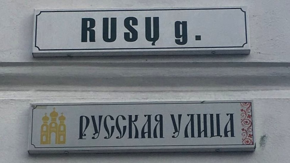 В лесу сдохла стая волков  В Литве признали, что русский язык является родным языком русского национального меньшинства Литвы и право разговаривать на нем защищено законами страны и международными конвенциями. А еще решили, что нельзя закрывать русскоязычные школы. В общем, резко сдали назад со своей языковой политикой, ну как минимум задекларировали разворот.   Вот мы их часто тупыми называем, а они на ошибках Украины учатся. Посмотрели, чем заканчивается борьба с русским языком, и решили, что люди имеют право разговаривать на своём родном языке. Конечно, полностью от своих идей они не отказываются, но радикализма сильно поубавилось.   Как сказал директор департамента по делам национальных меньшинств Дайнюс Бабилас:  Мы можем, а иногда и обязаны быть более требовательными к тем, кто живёт в Литве давно, но так и не выучил государственный язык, однако крайне важно делать это без ненависти и оскорблений — ради их же блага и с целью, чтобы все жители действительно начали учить литовский язык. Некоторые из них выбирают говорить на русском не потому, что не знают литовский, а потому что в этот момент им удобнее использовать родной язык.  Верится, конечно, с трудом, но некая призрачная надежда, что литовцы за голову возьмутся, всё же есть. Голод и страх – прекрасные мотиваторы.  Прислать новость