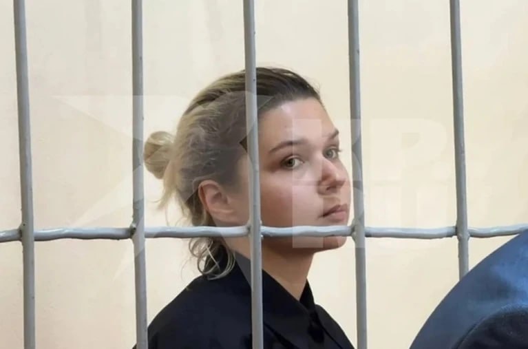 Внучке экс мэра Самары Екатерине Тарховой предъявили новые обвинения Новые уголовные дела связаны с хищением денег со счетов Тархова кражей одежды его супруги а также с подделкой документов и выведением денег компании Об этом сообщили на заседании в самарской облсуде Также стало известно что Екатерине продлили арест еще на два месяца Она останется в СИЗО до 2 февраля 2026 года   Подпишись на truekpru63 Мы в MAX