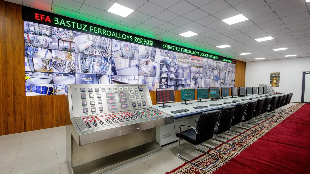 Банк развития Казахстана Ерлан Нигматулин брат бывшего председателя мажилиса Нурлана Нигматулина и его проверенный деловой партнер Давид Кемертелидзе открыли в Экибазстузе ферросплавный завод EkibastuzFerroAlloys один из крупнейших в мире он должен вывести Казахстан на второе место в мире по производству ферросилиция FeSi75 без которого в металлургии никуда Из Экибастуза он поедет в 52 страны мира Банк дал на благое дело 72 млрд тенге из необходимых 92 млрд 177 5 млн долларов а совладельцы включая немецкий Asterium Holding AG совет да любовь Ну и опыт конечно Если без шуток то одно из реальных достижений уровень казахстанского содержания 96 что говорит о высокой степени локализации и доверии к отечественным производителям как выразился Ерлан Нигматулин Еще об одном упомянул Давид Кемертелидзе Эффективность газоочистки достигает 99 8 Улавливаемая пыль перерабатывается в микрокремнезем который поставляется на экспорт Наш завод из наших материалов на наши деньги с нашими специалистами работающий на нашем сырье то что доктор прописал Будущее Экибастуза на много лет вперед