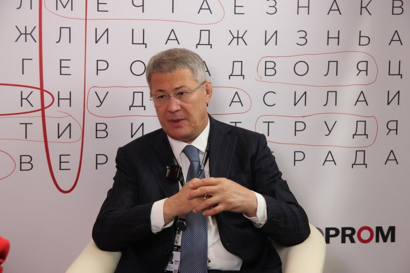 Башкортостан демонстрирует впечатляющие экономические результаты, значительно опережая общероссийские показатели В интервью «ФедералПресс» на полях ИННОПРОМа глава республики Радий Хабиров раскрыл секреты этого успеха, рассказав о комплексной стратегии привлечения инвестиций, решении кадровых проблем и расширении международного сотрудничества. Как в Волгу глядели
