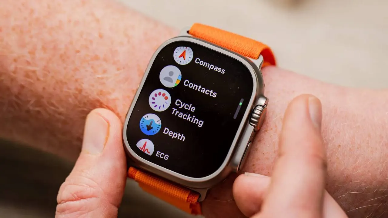 Слух Apple отказалась от Touch ID в Apple Watch по двум причинам Apple планировала встроить Touch ID в колёсико Digital Crown что подтверждали патенты и даже утечки кода Например недавно были обнаружены данные о поддержке технологии AppleMesa в моделях часов 2026 года под этим названием скрывается Touch ID Но теперь стало известно что Apple отказалась от проекта Инсайдер Instant Digital утверждает что это связано с дороговизной датчика и с нехваткой места для аккумулятора Сейчас Apple важнее развитие функций здоровья и увеличение времени работы а установка Touch ID была бы лишней при наличии удобной разблокировки через iPhone