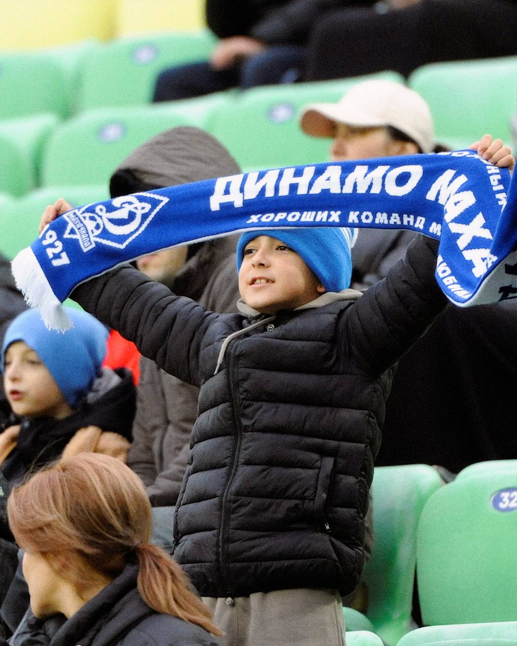 ФК Динамо Махачкала возвращает единый сектор для активных болельщиков Футбольный клуб Динамо Махачкала возрождает на домашнем стадионе Анжи Арена единый сектор для всех активных болельщиков Решение принято по итогам анализа первой части сезона когда на одном из матчей был опробован формат объединённой поддержки Как сообщил дагестанский футбольный клуб в своём Telegram канале эксперимент полностью себя оправдал Дружная и слаженная поддержка помогала команде Поэтому решение вернуться к идее единого сектора лежит на поверхности и полностью соответствует общим интересам Для размещения организованной фанатской группы закреплён сектор 16 на трибуне B за воротами Он станет постоянной площадкой для активных болельщиков команды