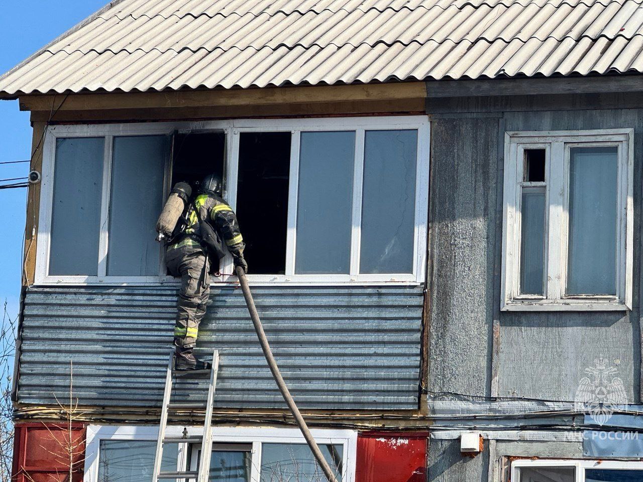 В 15 часов 37 минут в пожарно-спасательную часть города Лабытнанги поступило сообщение о возгорании в двухэтажном жилом доме по улице Майская, дом 11. Пожарные прибыли на место вызова незамедлительно. На момент прибытия наблюдался чёрный дым из окон второго этажа. 20 человек эвакуировались самостоятельно, из них 5 детей. Пожар был потушен в 16 часов 20 минут. Благодаря своевременному сообщению в службу спасения и грамотным действиям пожарных, удалось избежать серьезных последствий. Жилой дом не пострадал, пострадавших и погибших нет. Своевременное сообщение о пожаре критически важно для быстрого реагирования спасателей. Оно позволяет оперативно начать тушение и предотвратить распространение огня, что снижает риск серьезных повреждений и угрозу жизни. Чем раньше оповещена пожарная охрана, тем выше вероятность сохранить имущество и спасти людей. МЧС Ямало-Ненецкого АО