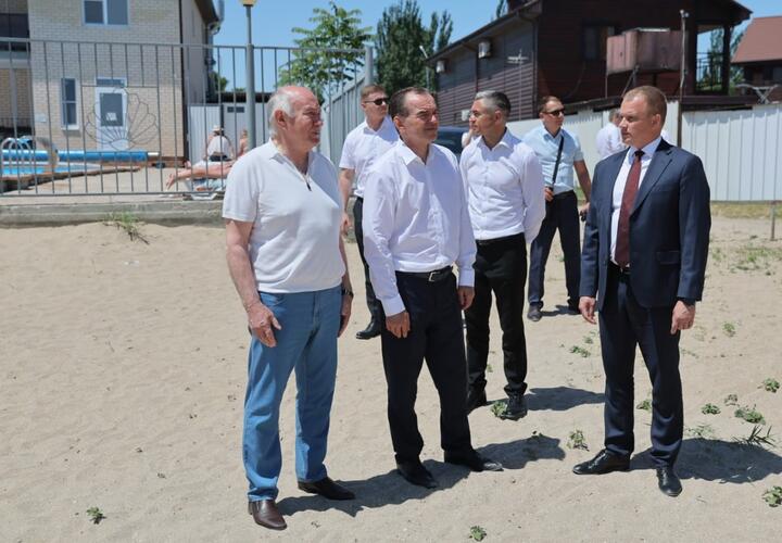 Рабочий день губернатора Кубани Вениамина Кондратьева прошел в Ейске  Глава региона посетил ряд объектов в города и района  – В Краснодарском крае уже тысячи территорий стали современными зонами отдыха, но парк Поддубного – не просто очередное общественное пространство. Это символ нашего советского детства и одновременно площадка с большим потенциалом. Здесь много зелени, уютные аллеи. Важно сохранить историческую атмосферу парка, и наполнить его новыми возможностями и активностями, чтобы он стал местом притяжения для взрослых и молодежи, – сказал Вениамин Кондратьев. Губернатор поручил главе Ейского района Роману Бублику системно подойти к решению вопроса по обновлению парка  Подробности на сайте