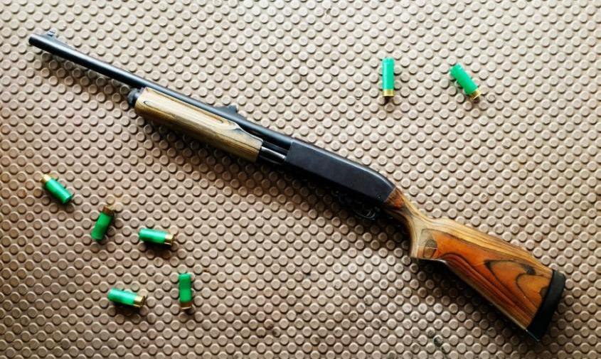 Благовещенец оставил себе найденное в гаражном массиве ружье и попал под суд В марте 2024 года на территории гаражного массива благовещенец обнаружил спортивную сумку. Внутри находилось ружье. Мужчина решил присвоить оружие себе, переложил его в свою сумку и ушел домой. Ружье обнаружили и изъяли сотрудники полиции. Что амурчанину назначил суд — на сайте: Фото: freepik.com #происшествия