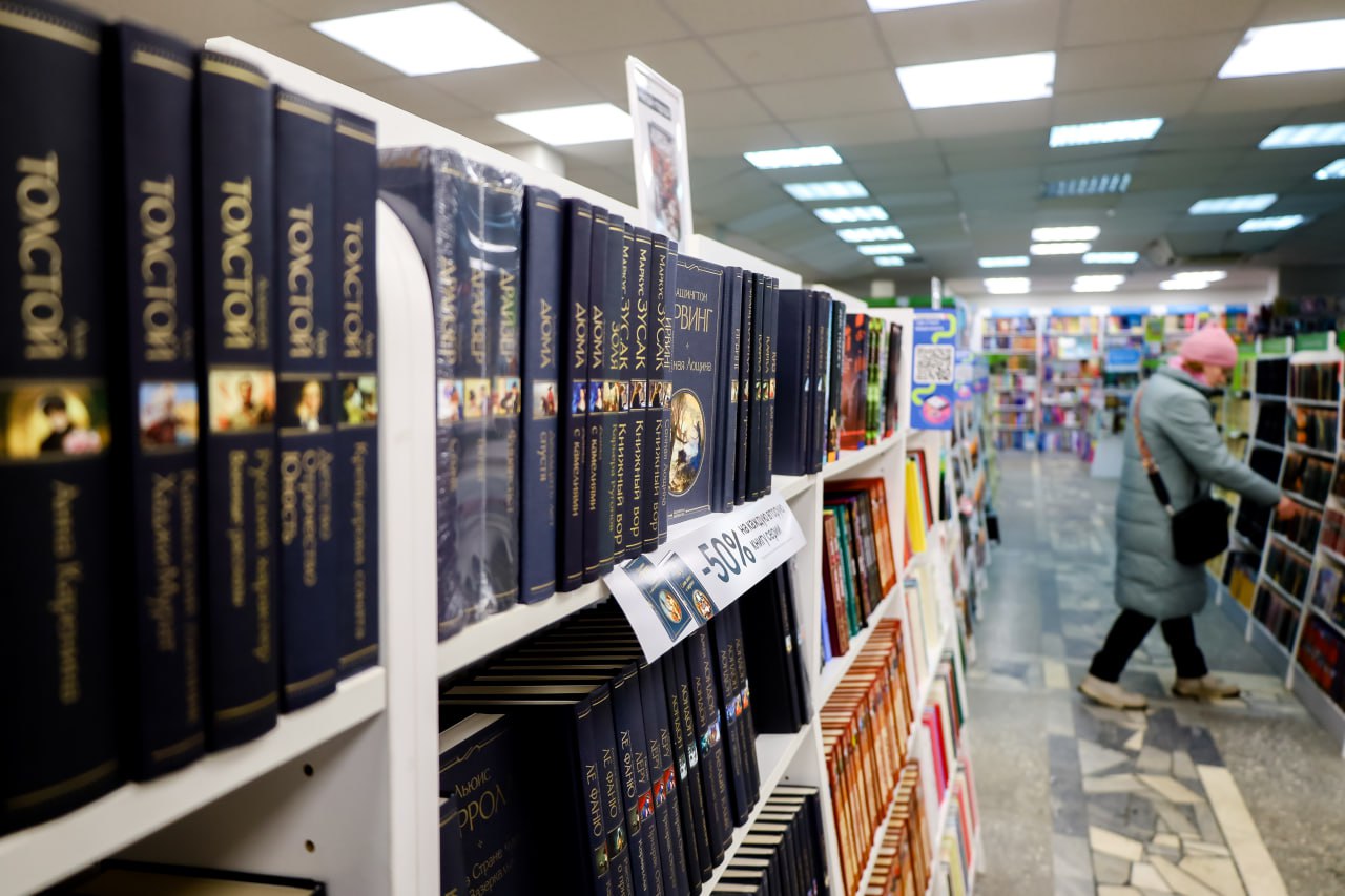 В Европе растет спрос на книги на русском языке У крупнейшей в России издательской группы Эксмо АСТ продажи в этом регионе за год увеличились на 30 а доля Европы в общем объёме сбыта на зарубежных рынках достигла 20 Лидером по импорту отечественной литературы остается Казахстан При этом продажи в Белоруссии сокращаются А большинство азиатских рынков даже для крупных компаний пока остаются новыми например продажи в Южной Корее Эксмо открыло только в 2025 году Как книги используют в качестве инструмента культурной дипломатии и какие факторы влияют на спрос в обзоре РБК Фото Elena Mayorova Global Look Press Картина дня в телеграм канале РБК
