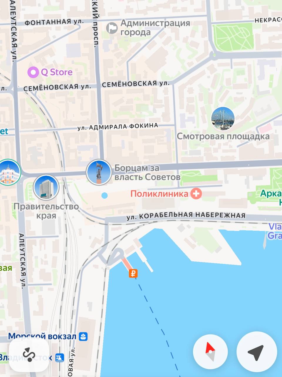 Протестировали во Владивостоке новое поколение Яндекс Карт с детальными дорогами и улицами.  Новость для пешеходов и велосипедистов — детальная разметка теперь доступна всем пользователям, а не только водителям. В незнакомом месте можно сориентироваться по разметке — если посмотреть, где автобусная полоса, трамвайные пути или велодорожка. А ещё стали заметнее подземные переходы, на карте уточняется, какой подъём предстоит: лестница или пандус.   Появились кружки с узнаваемыми фотографиями достопримечательностей Владивостока. Это поможет быстрее ориентироваться и местным, и гостям города.  Дороги теперь серые, в целом цвета стали ярче и реалистичнее. Также названия улиц выделены капсом и проще читаются.    Подписаться   Прислать новость