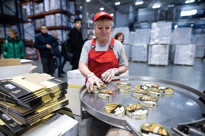 Российские рыбные консервы осваиваются в ЮВА. По данным "Агроэкспорта", в 2025 году Россия впервые экспортировала такую продукцию в Лаос: за январь-июль экспорт составил 300 тонн на сумму около $900 тыс. В страну отправились сардины, килька и шпроты. Объемы пока небольшие, но задел хороший – экспорт рыбной продукции глубокой переработки должен быть в приоритете. Всего с начала года российские компании продали в Лаос 400 тонн продукции АПК на $1,2 млн. То есть рыбные консервы стали основным драйвером, т.к. на них пришлось 75% экспорта. ™ Рыбхоз. Всё о рыбе