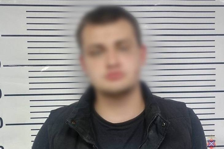 В Дзержинском районе Волгограда полиция задержала 21 летнего местного жителя который подозревается в мелком хулиганстве Молодой волгоградец в состоянии алкогольного опьянения перепутал этаж квартиры своей знакомой и разнес дверь соседу попутно повредив еще несколько припаркованных во дворе автомобилей Сотрудники полиции оперативно установили личность мужчины и задержали Подозреваемый полностью сознался в содеянном Выяснилось что в состоянии алкогольного опьянения мужчина перепутал этаж и начал стучать в дверь Когда ему никто не открыл он повредил дверь Через некоторое время он вышел на улицу и повредил зеркала заднего вида у двух припаркованных иномарок