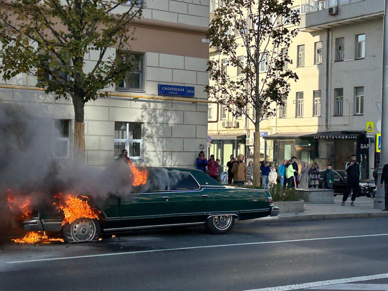 В Москве на Смоленской площади загорелся автомобиль, сообщили РБК очевидцы. На месте работают пожарные. Причина возгорания неизвестна.  Фото: РБК