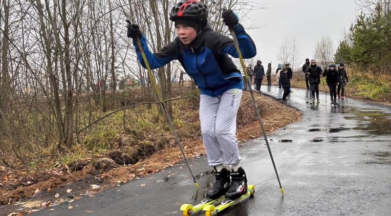 Лыжероллерную трассу проложили в Ленинском районе Ижевска Ее открыли 25 октября несмотря на дождливую погоду Новый асфальтированный участок составляет 1200 м Новый участок соединил дорожки тропы здоровья Южного парка и парка Оружейника Е Ф Драгунова Читай Ижевск Первый Пришли новость Ижевск Удмуртия Ижевскновости НовостиИжевска Удмуртияновости новостиУдмуртии УдмуртскаяРеспубликановости новостиУдмуртскойРеспублики лыжероллеры трасса
