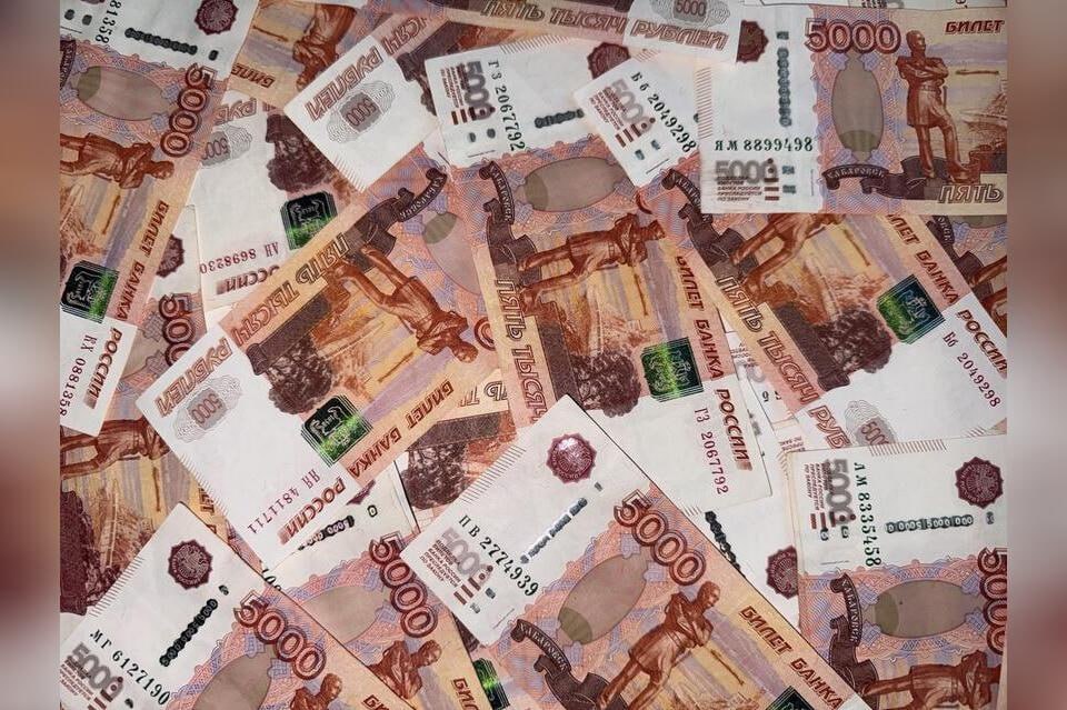 Жительница Шилкинского района заплатила более полумиллиона долгов за ЖКХ Судебные приставы взыскали с женщины из одного из сёл района свыше 500 тысяч рублей задолженности за коммунальные услуги С 2017 по 2021 год она накопила 228 тыс рублей долга за тепло но после уведомления о производстве не оплатила в срок и со счёта была списана вся сумма вместе с исполнительским сбором 16 тыс рублей Позже приставы возбудили ещё одно производство за долг почти 250 тыс рублей за горячую воду за 2022 2025 годы Счёт снова арестовали и взыскали долг начислив 17 тыс рублей сбора ZAB RU
