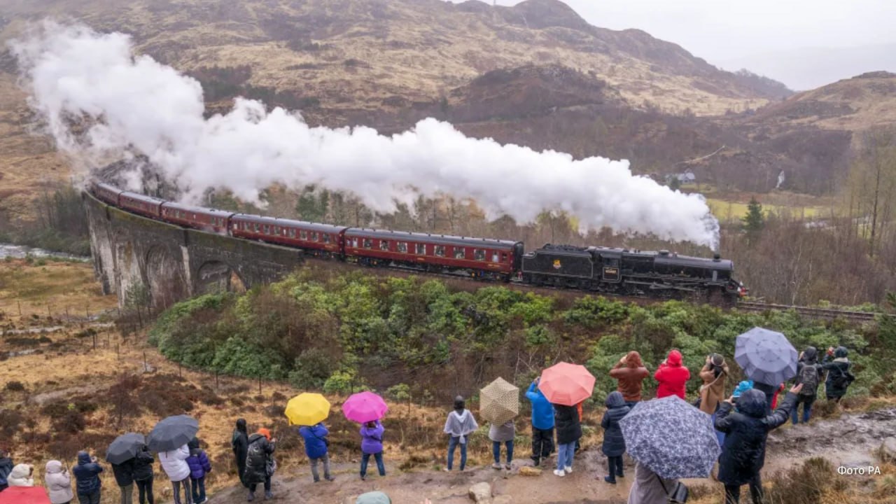 Поезд из Гарри Поттера могут снять с маршрута в Шотландии пишет Sun Хогвартс экспресс последние 20 лет перевозит поклонников романов Роулинг о мальчике который выжил через виадук Гленфиннан Маршрутом ежегодно пользуются около 70 тысяч пассажиров Теперь поезду грозит отставка из за финансовых трудностей компании West Coast Railways В 2023 году WCR проиграла в суде иск против железнодорожного регулятора по вопросу безопасности дверей сказочного поезда Установка центральных замков на двери вагонов может обойтись в 7 млн Юристы WCR заявили что такие траты уничтожат бизнес РЕН ТВ ждет вас в MAX