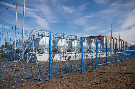 В Амурской области подписана программа газификации до 2030 года Утвержден план график работ Документ определяет поэтапное развитие газовой инфраструктуры и подключение к экологичному топливу частных домовладений в населенных пунктах региона пояснили в пресс службе регионального правительства   Общий объем финансирования мероприятий программы на 2021 2030 годы около 46 миллиардов рублей это средства инвестиционной программы Газпрома а также федерального областного и местных бюджетов   По поручению губернатора в план газификации на 2026 год включены домовладения Благовещенска и Чигирей Сформирован и направлен в ПАО Газпром поадресный перечень почти из 900 домов для включения в план газификации на 2026 год В их числе 347 домов села Чигири 243 дома в Свободном и 286 в Благовещенске С учетом ранее согласованных объемов всего в Свободном в 2026 году планируется создать возможность для газификации 1 809 домовладений ПОДРОБНЕЕ ПО ССЫЛКЕ