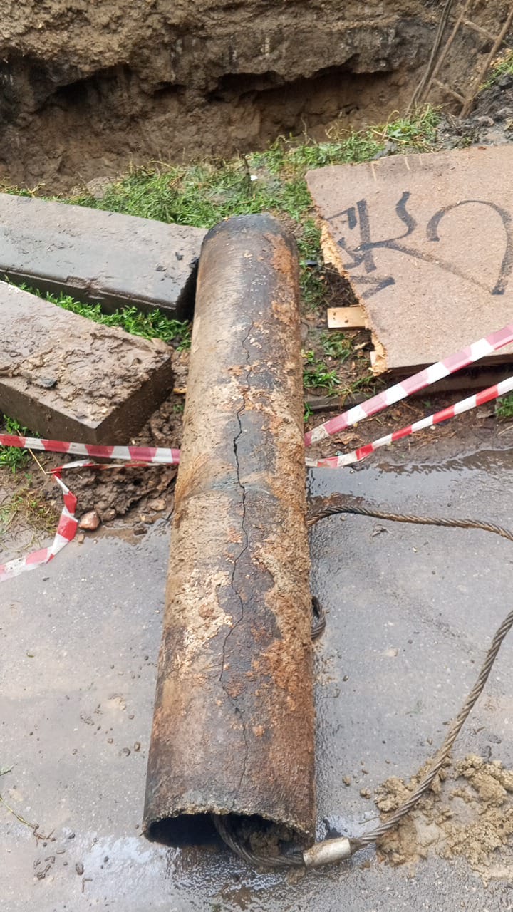 Уважаемые жители центральной части города!  Продолжаются аварийно-ремонтные мероприятия по замене изношенного участка водовода по ул. Челюскинцев, 86. В настоящее время специалисты предприятия демонтировали повреждённый участок трубопровода. Ведутся подготовительные работы к монтажу нового участка трубопровода.