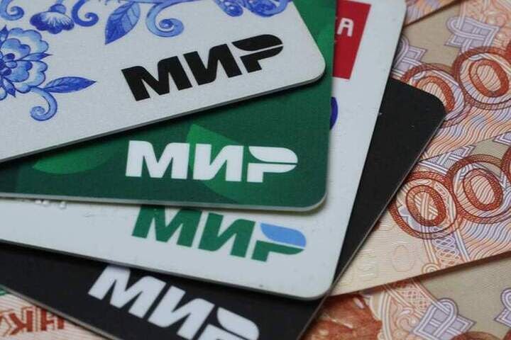 Госдума приняла закон об отмене льготы по НДС на операции по банковским картам Изначально эта льгота была введена с 1 января 2006 г для стимулирования безналичных расчетов Сейчас же по оценкам Центробанка доля безналичных платежей в России составляет 87 5 По оценкам Сбербанка отмена льгот по уплате НДС при обслуживании банковских карт может принести госказне дополнительно более 200 млрд рублей